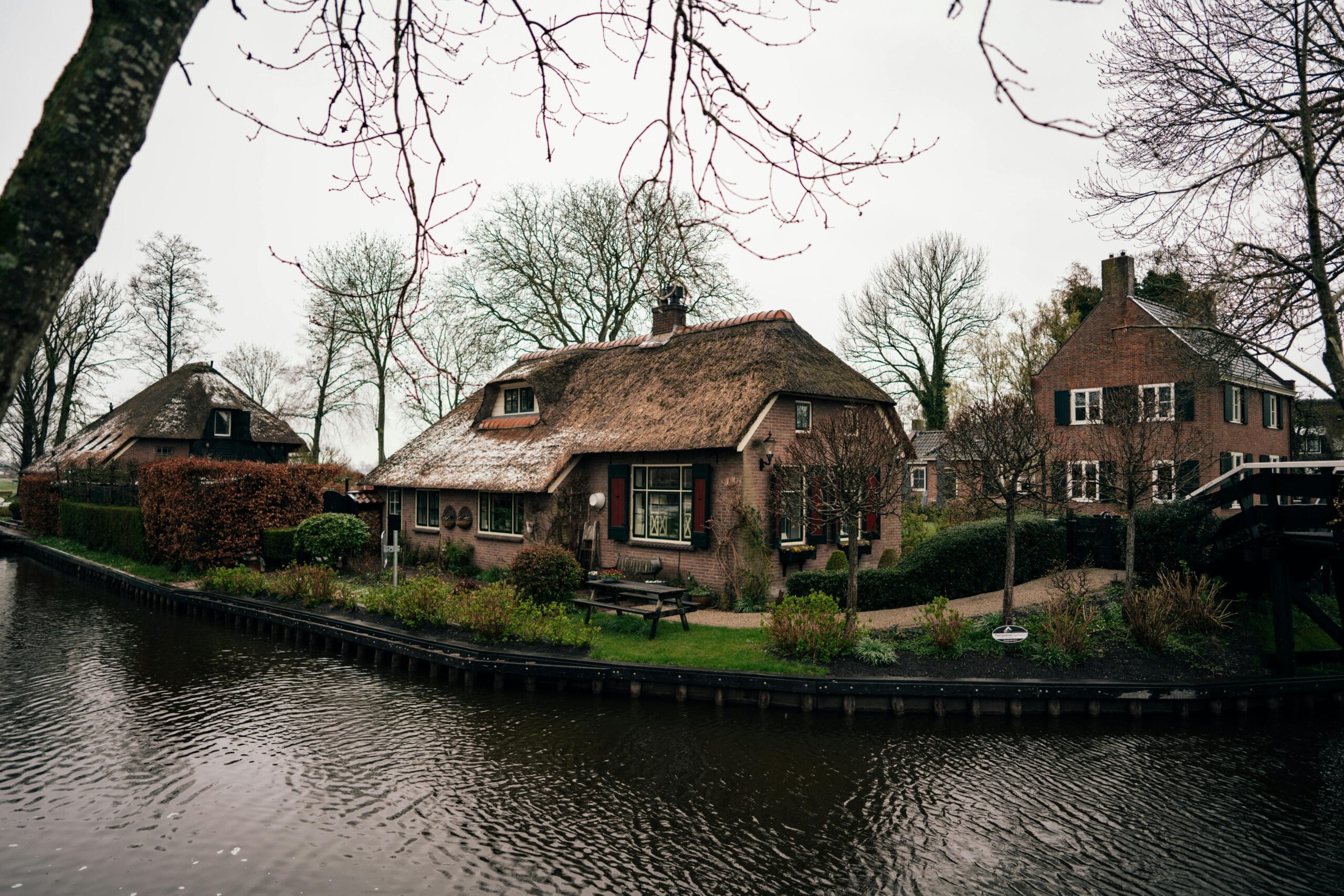 Charming thatched roof houses by the canal in picturesque Giethoorn, Netherlands.